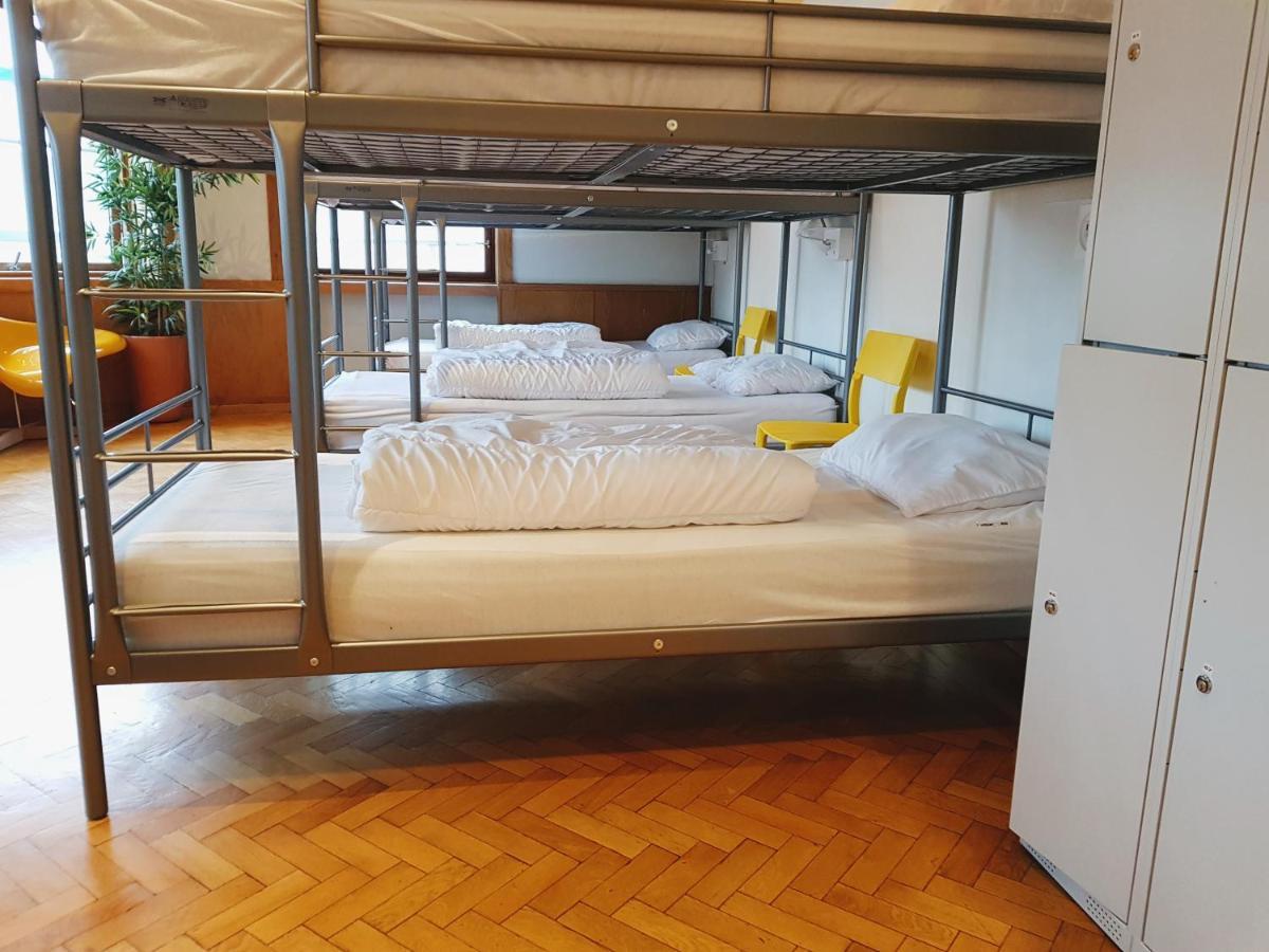Single Bed 10-Bed Male Dormitory Room