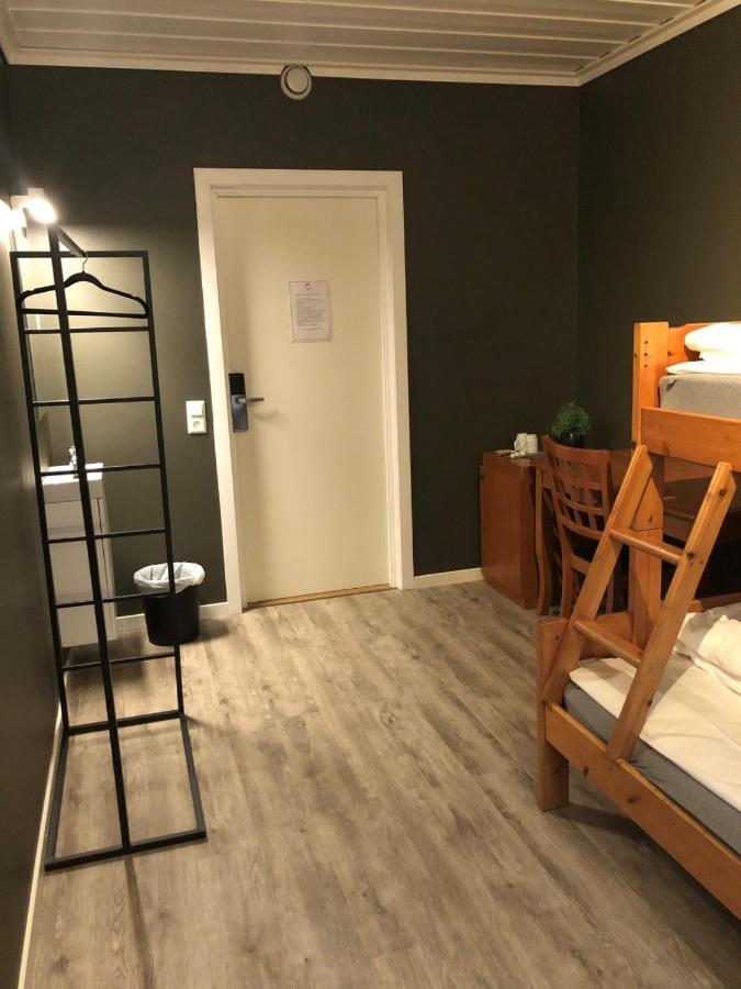 Deze driepersoonskamer heeft een gedeelde badkamer.