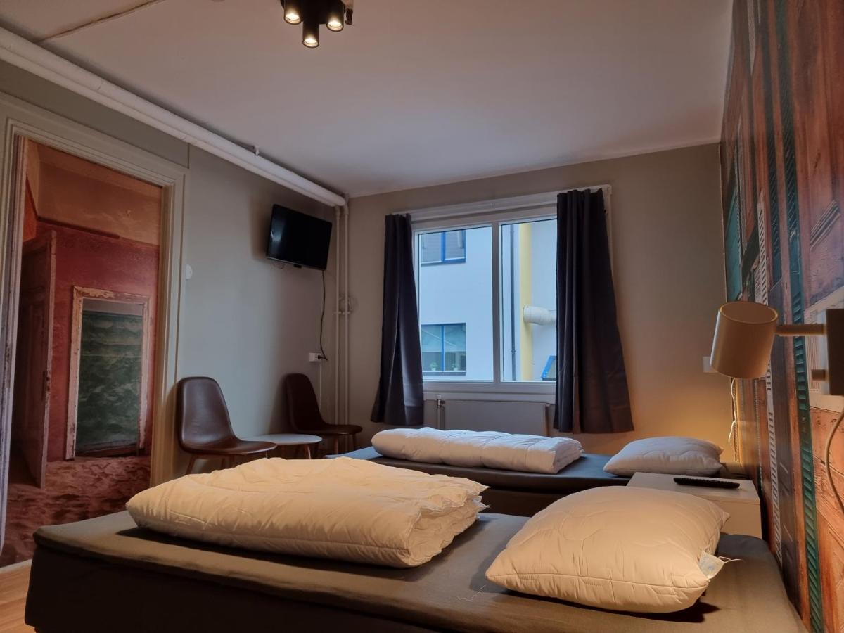 Tweepersoonskamer met 2 Aparte Bedden en Gedeelde Badkamer