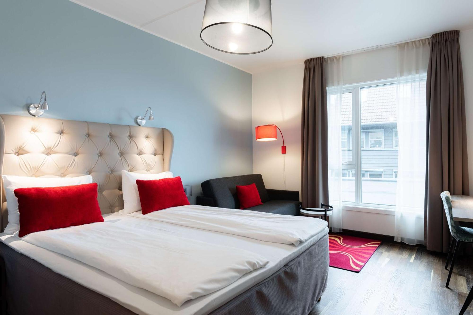 Habitación con cama grande