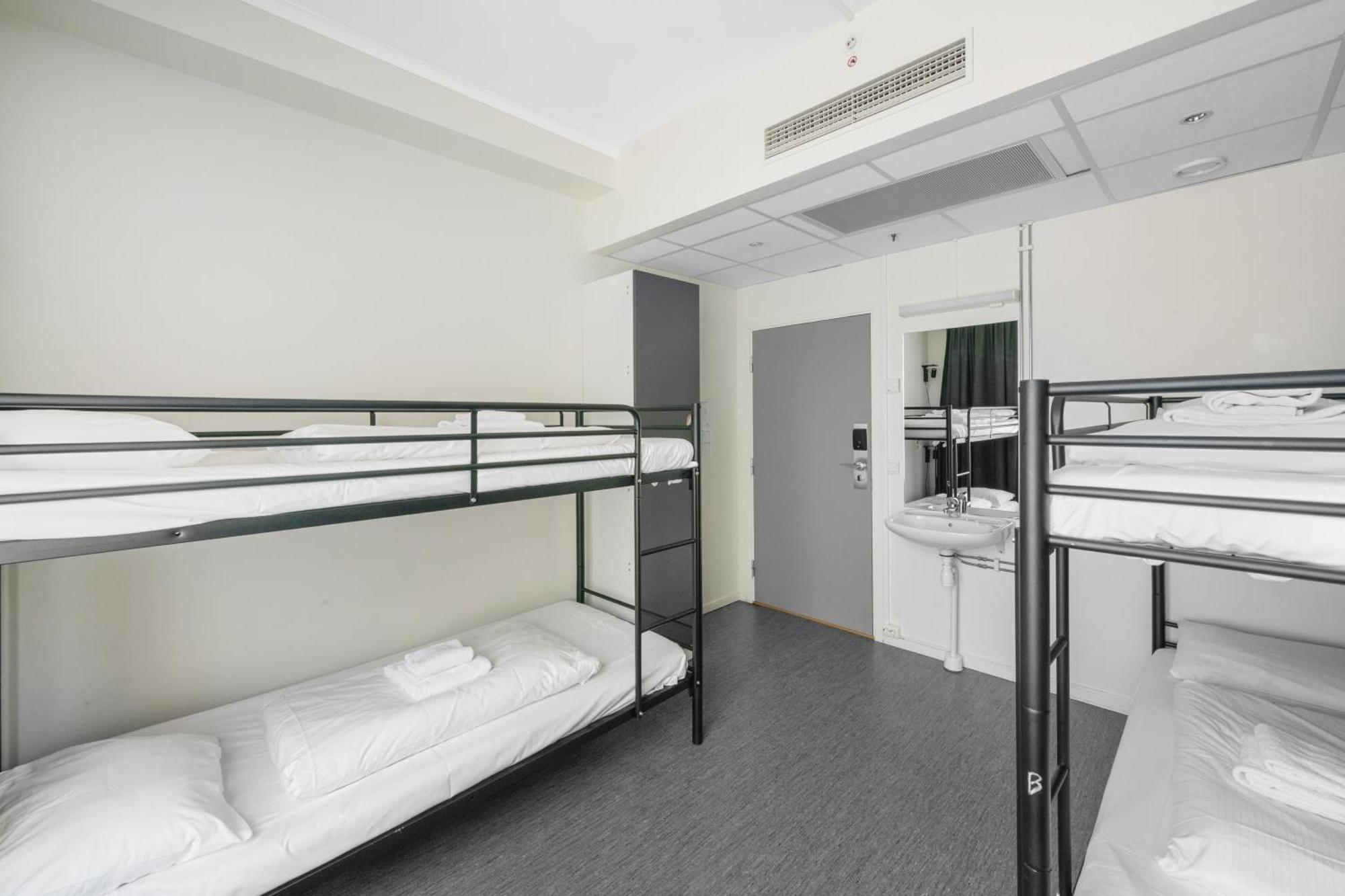 Cama en habitación compartida con 4 camas