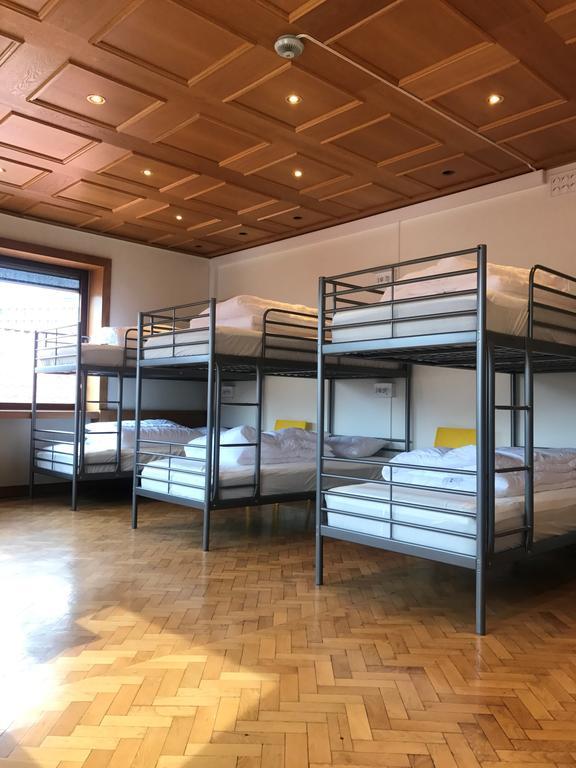 Single Bed 10-Bed Male Dormitory Room