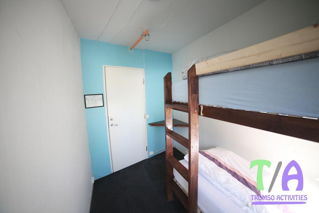 Tweepersoonskamer met 2 Aparte Bedden en Gedeelde Badkamer
