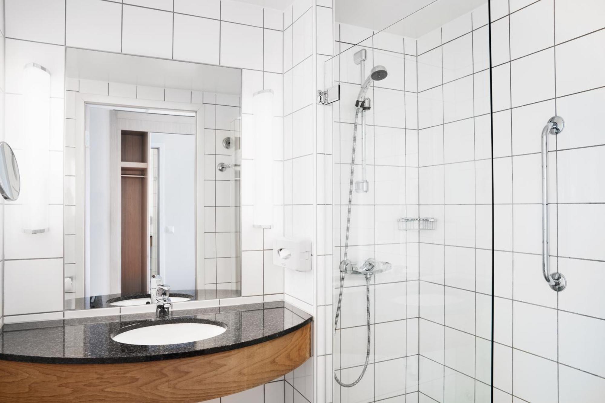 Family Room (2 Adults + 2 Children),1434288160:JPEG