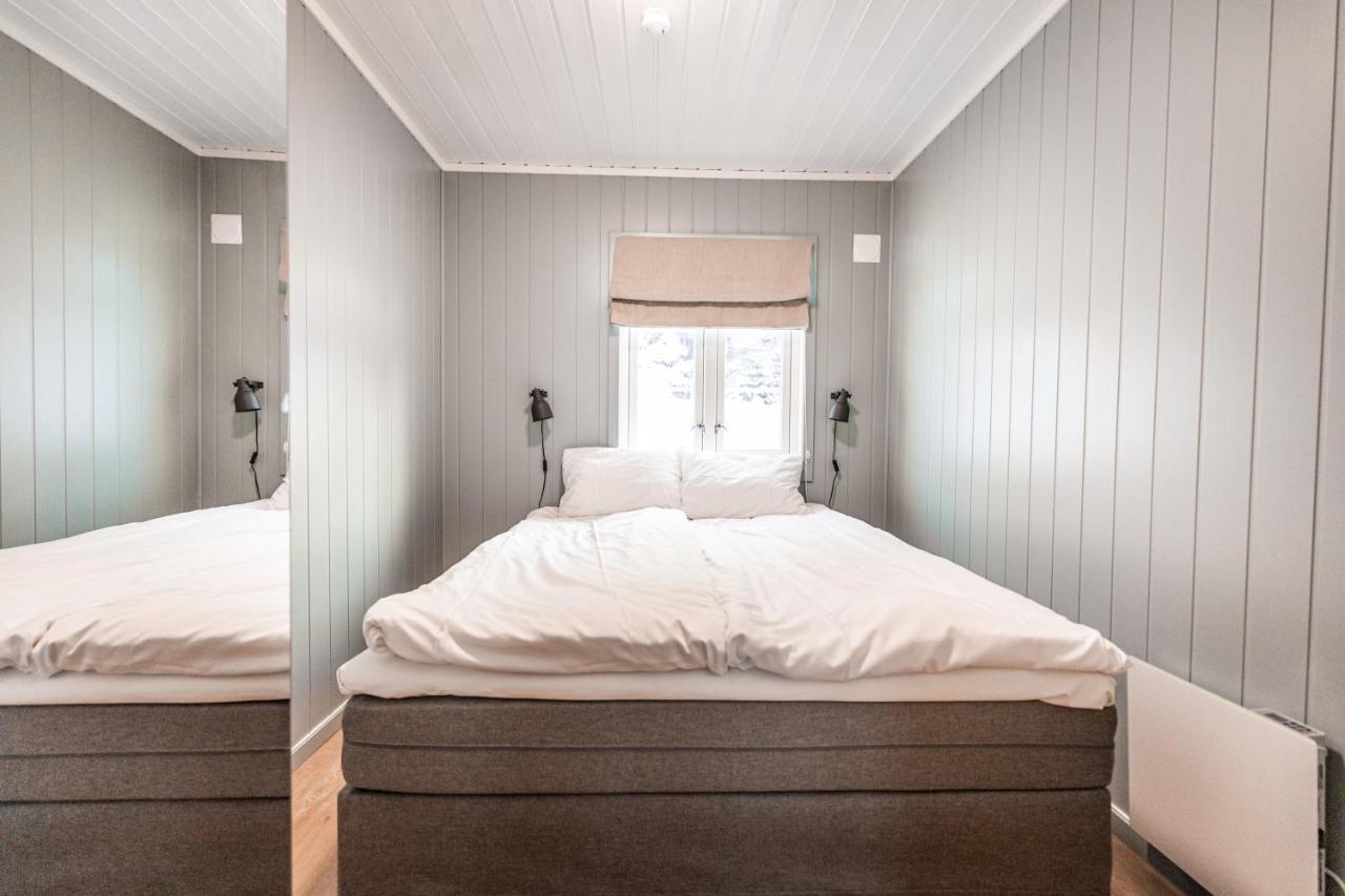Waterfront Cabin,959335090:JPEG