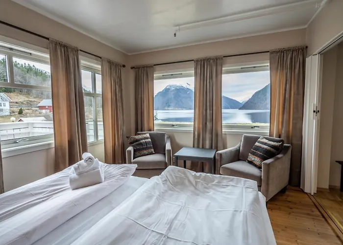 Dragsvik Fjordhotel (Adults Only)