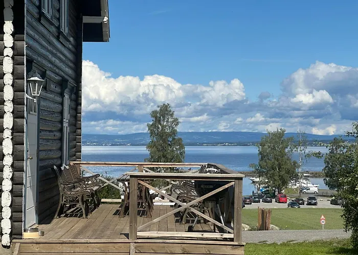 Idylliske Evjua Ved Mjosa