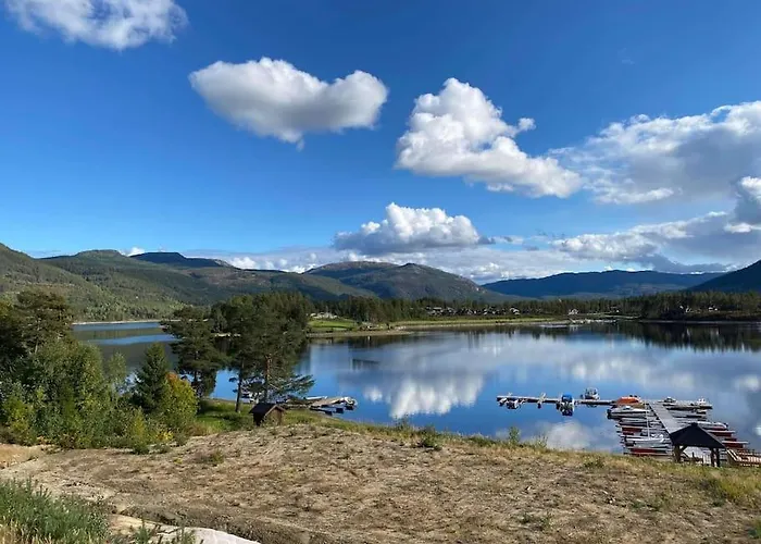 Trivelig Og Nylig Oppfort Hytte Med Innendors Peis