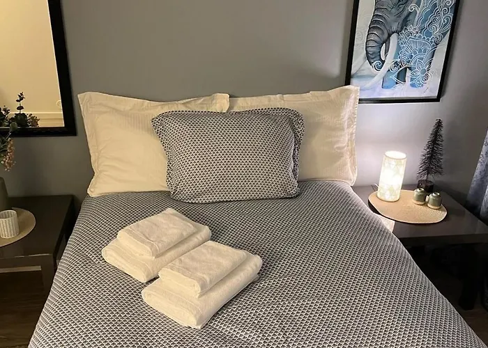 Central And Spacious With 3 Bedrooms And Beds For 10 Persons