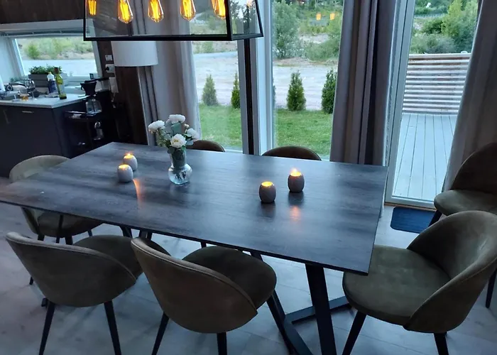 Trivelig Og Nylig Oppfort Hytte Med Innendors Peis