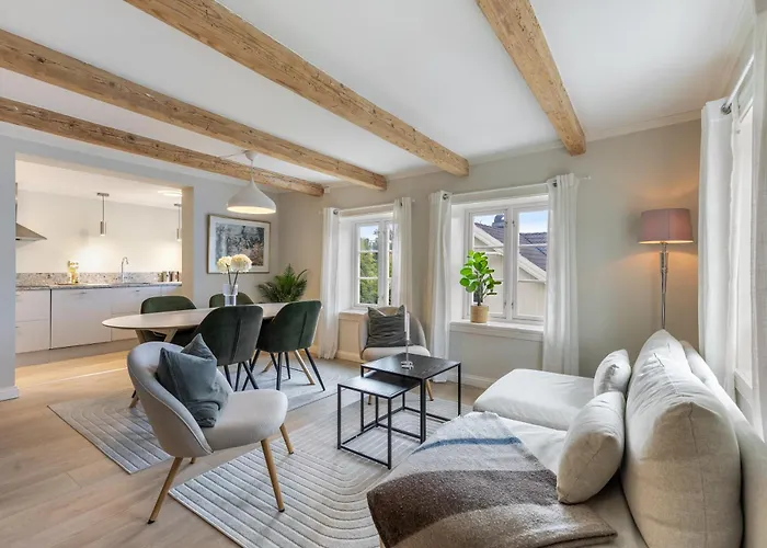 Stilfull Bolig Med 4 Soverom - Naer Arendal Sentrum Med Parkering