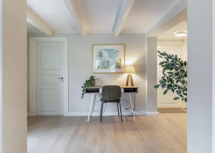 Stilfull Bolig Med 4 Soverom - Naer Arendal Sentrum Med Parkering