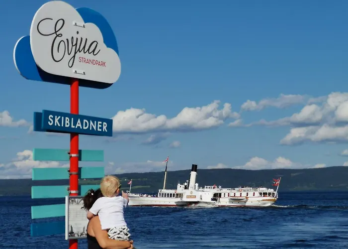 Idylliske Evjua Ved Mjosa